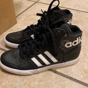 NEW! 🙏🏼✨Adidas sneakers